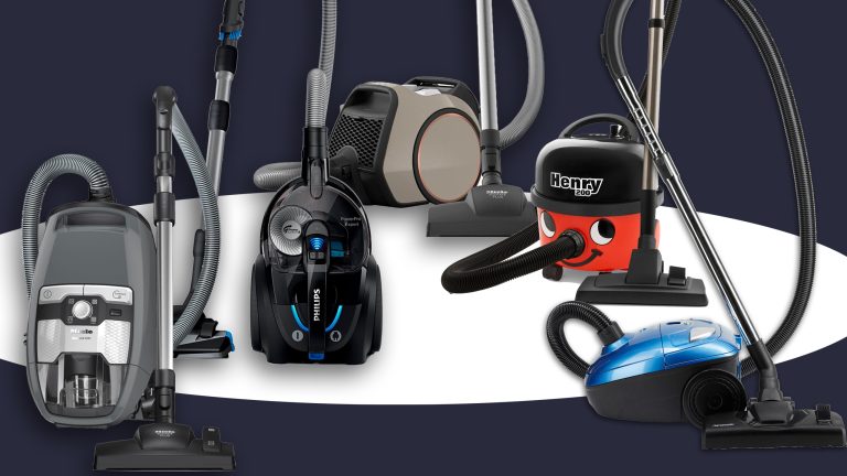 Freisteller von fünf Staubsaugern der Marken Miele, Philips, Numatic und Hanseatic.