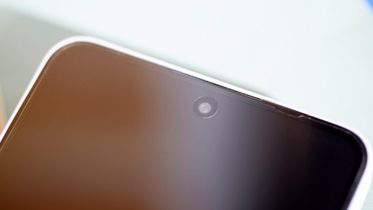 Detailansicht der Frontkamera bei einem Nothing Phone 3(a) Pro.
