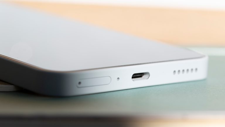 Blick auf die Unterseite eines Nothing Phone 3(a) Pro, auf der ein USB-C-Port, Lautsprecher und der SIM-Karten-Einschub zu sehen sind.