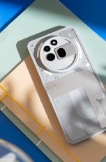 Ein Nothing Phone 3(a) Pro in Grau liegt mit der R&uuml;ckseite nach oben auf einem Hefter.