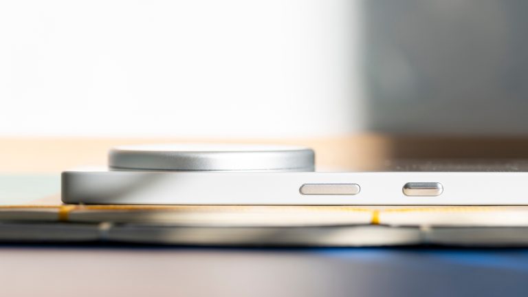 Seitenansicht des Nothing Phone 3(a) Pro, die die hohe Einfassung der Kamera zeigt.