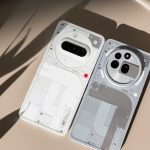Das Nothing Phone 3(a) und das Nothing Phone 3(a) Pro liegen nebeneinander in der Sonne.