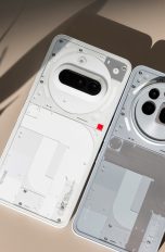 Das Nothing Phone 3(a) und das Nothing Phone 3(a) Pro liegen nebeneinander in der Sonne.