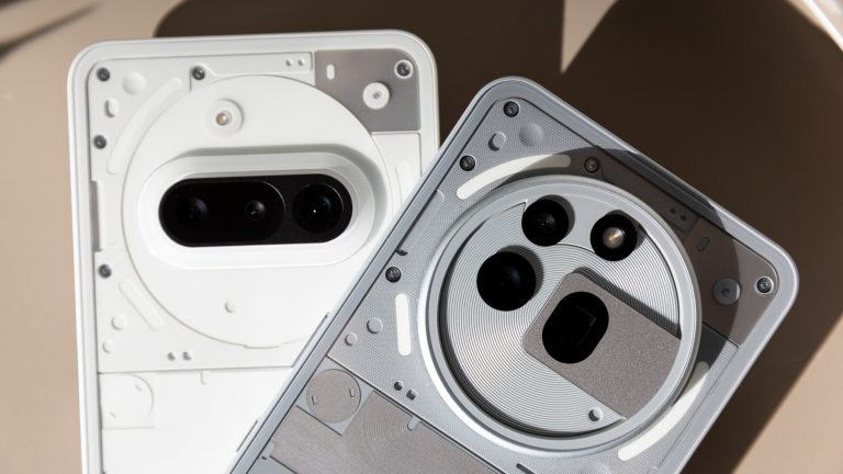 Nahaufnahme der Kameras von Nothing Phone 3(a) und Nothing Phone 3(a) Pro.