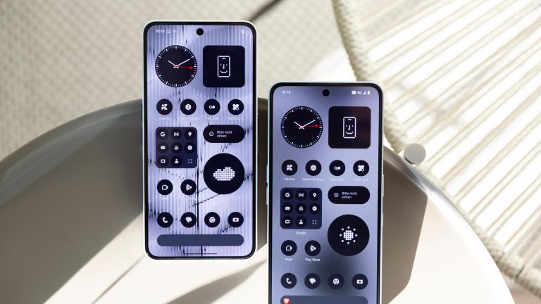 Das Nothing Phone 3(a) und das Nothing Phone 3(a) Pro liegen nebeneinander in der Sonne. Die Displays sind eingeschaltet und der Homescreen ist zu sehen.