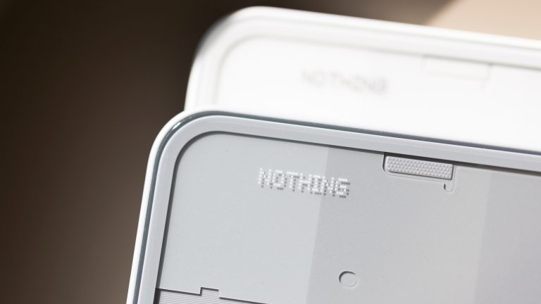 Nahaufnahme der R&uuml;ckseiten von Nothing Phone 3(a) und Nothing Phone 3(a) Pro.