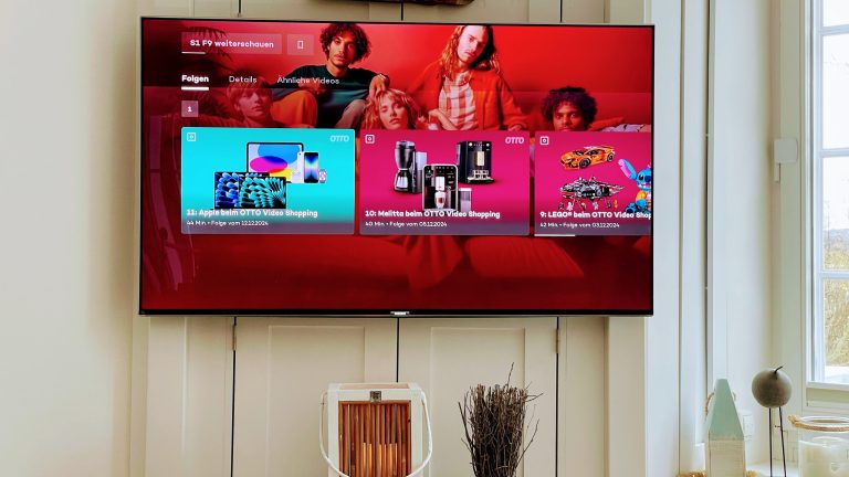 Ein Fernseher an der Wand neben einem Fenster. Darauf ist der On Demand Channel von OTTO auf der Streamingplattform Joyn zu sehen.