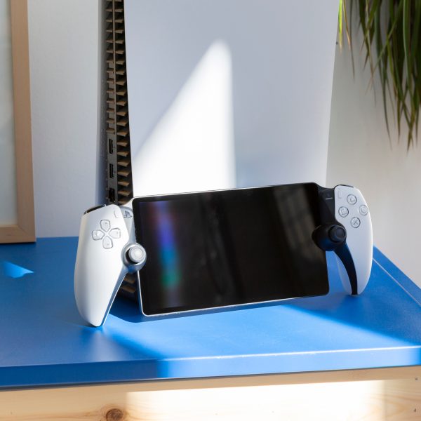 Ein PlayStation Portal steht vor einer PlayStation 5.