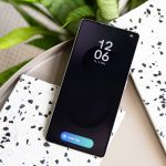 Ein Samsung Galaxy S25 Ultra mit aktivierter Gemini-Funktion auf dem Sperrbildschirm liegt auf einem teilweise marmorierten Untergrund und im Hintergrund ist eine Pflanze zu sehen.