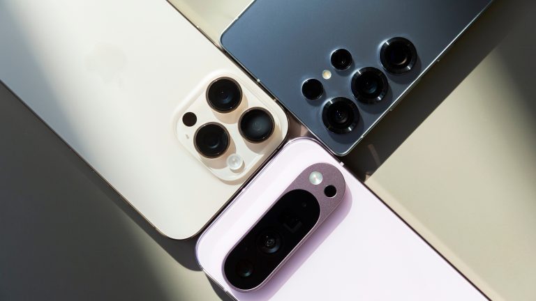 Rückansichten der Kameras bei einem iPhone 16 Pro Max, einem Galaxy S25 Ultra und einem Pixel 9 Pro XL.