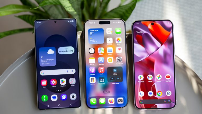 Angeschaltete Displays von einem Galaxy S25 Ultra, einem iPhone 16 Pro Max und einem Pixel 9 Pro XL.