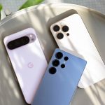 Ein Google Pixel Pro XL in Pink, ein Samsung Galaxy S25 Ultra in Blau und ein iPhone 16 Pro Max in W&uuml;stensand liegen auf einem Tisch.