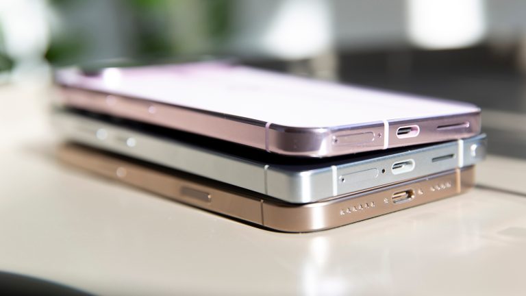 Blick auf die Ports bei einem Google Pixel 9 Pro XL, einem Samsung Galaxy S25 Ultra und einem Apple iPhone 16 Pro Max.