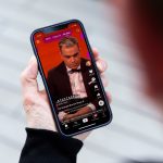 Auf einem iPhone ist ein TikTok-Video der Graham Norton Show zu sehen.