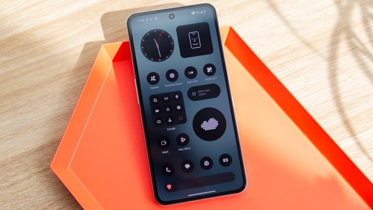 Ein CMF Phone 2 Pro liegt mit angeschaltetem Display in einer orangefarbenen Schale.
