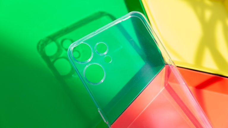 Blick auf die H&uuml;lle eines CMF Phone 2 Pro, die im Lieferumfang enthalten ist.