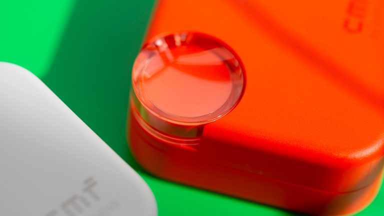 Detailansicht des kleinen R&auml;dchens am Case der CMF Buds 2.