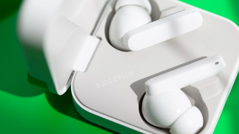 Nahaufnahme der CMF Buds 2 Plus in ihrem Case.