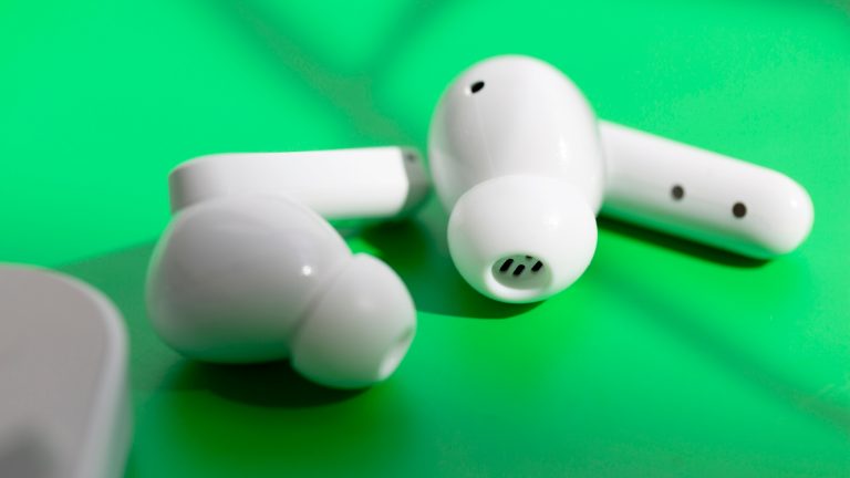 Nahaufnahme der CMF Buds 2 Plus au&szlig;erhalb ihres Cases.