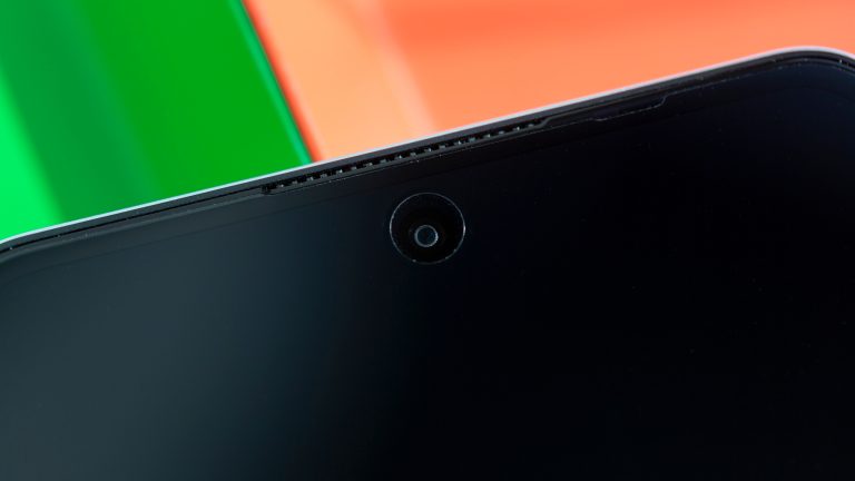 Detailansicht der Pinhole-Frontkamera bei einem CMF Phone 2 Pro.