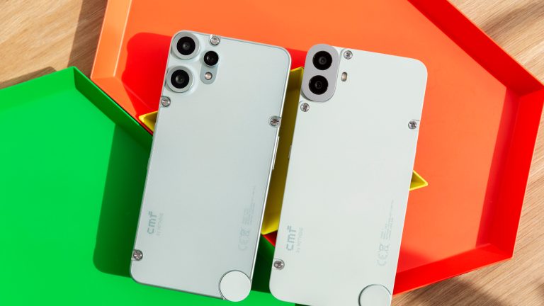 Ein CMF Phone 2 Pro und ein CMF Phone 1 liegen nebeneinander auf bunten Schalen.