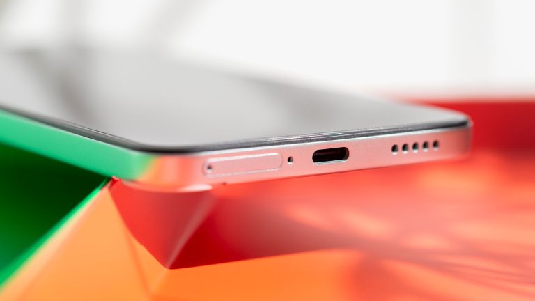 Blick auf die Unterseite eines CMF Phone 2 Pro.