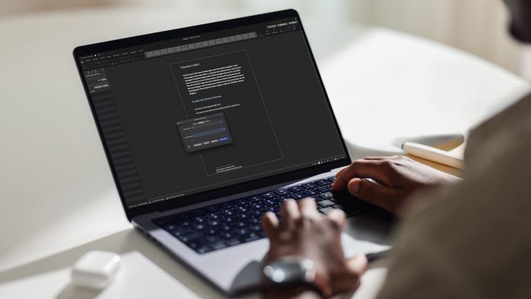 Eine Person sitzt vor einem Laptop. Darauf ist die Suche nach Fußnoten zu sehen.