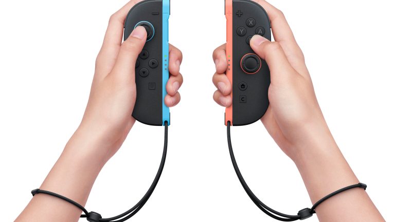 Eine Person h&auml;lt die Joy-Cons 2 der Switch 2 in der Hand.
