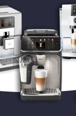Vergleich, Die besten Kaffeevollautomaten 2025 Freisteller von fünf Kaffeevollautomaten vor blauem Grund.