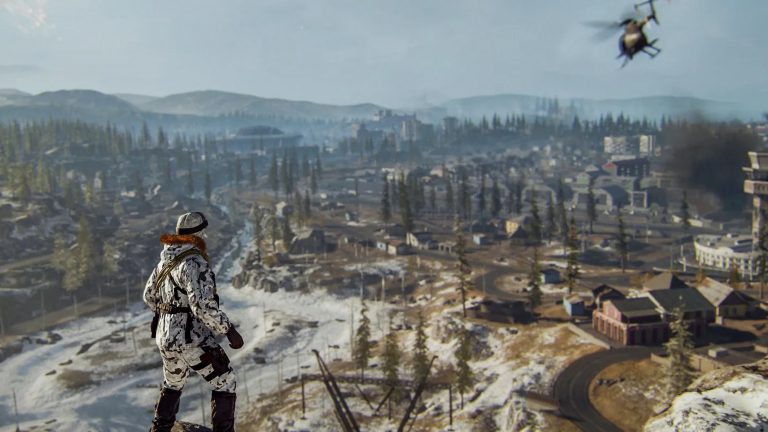 Ein Operator steht auf einem Berg &uuml;ber der Karte Verdansk.