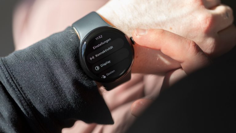 Die Pixel Watch 3 am Handgelenk einer Person. Auf dem Screen die Einstellungsansicht.