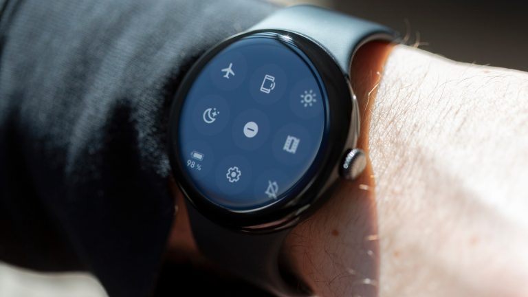 Eine Pixel Watch 3 am Handgelenk einer Person. Auf dem Screen die Einstellungsansicht.