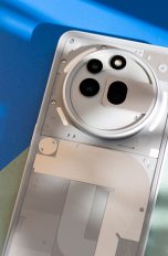 Ein Nothing Phone 3(a) Pro liegt auf einer blau-grünen Oberfläche.