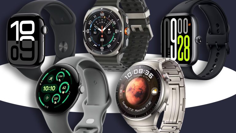 F&uuml;nf Smartwatches stehen nebeneinander auf dunkelblauem Grund.