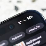 Auf einem iPhone ist ein 5G-Schriftzug zu sehen, daneben die Balken f&uuml;r die Signalqualit&auml;t.