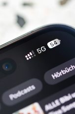 Auf einem iPhone ist ein 5G-Schriftzug zu sehen, daneben die Balken für die Signalqualität.