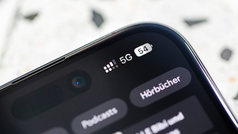 Auf einem iPhone ist ein 5G-Schriftzug zu sehen, daneben die Balken f&uuml;r die Signalqualit&auml;t.