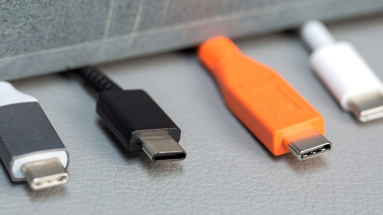 Vier USB-C-Kabel in verschiedenen Farben nebeneinander.