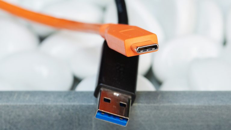Ein oranges USB-C-Kabel und ein schwarzes USB-A-Kabel.