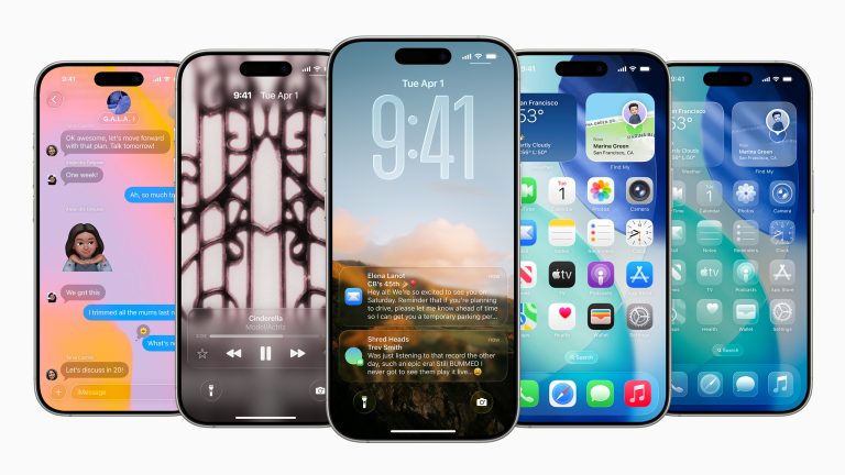 iPhones mit iOS 26 und deutlich zu sehendem Liquid-Glass-Design stehen nebeneinander auf weißem Grund.