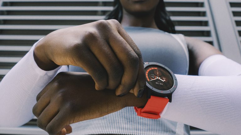 Eine Person in sportlicher Montur tr&auml;gt eine CMF Watch 3 Pro.