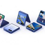Foto von mehreren Galaxy Flip7, die nebeneinander liegen. Es ist stets das eingeschaltete Front-Display zu sehen.