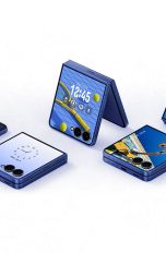 Foto von mehreren Galaxy Flip7, die nebeneinander liegen. Es ist stets das eingeschaltete Front-Display zu sehen.