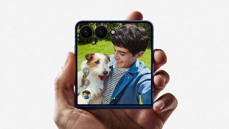 Foto von einem zugeklappten Galaxy Z Flip7, mit dem jemand gerade ein Selfie macht.