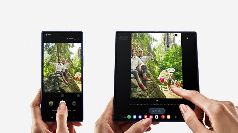 Foto von einem Samsung Z Fold7 mit aktivierter Kamera auf dem Front- und Innendisplay.