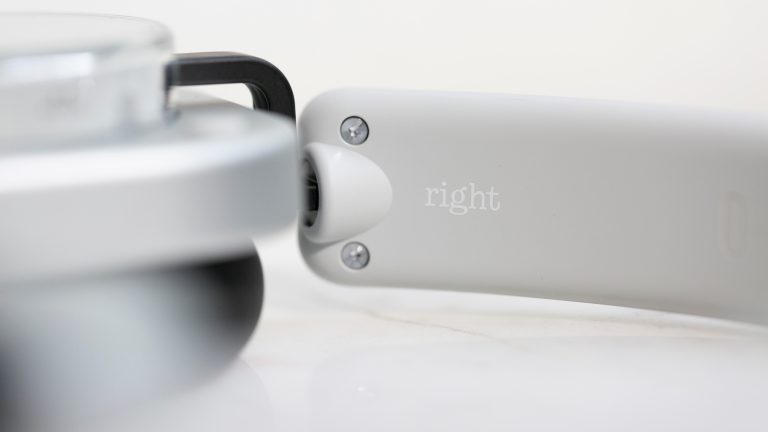 Detailansicht des Right-Schriftzuges innen am Kopfband der Nothing Headphones (1).