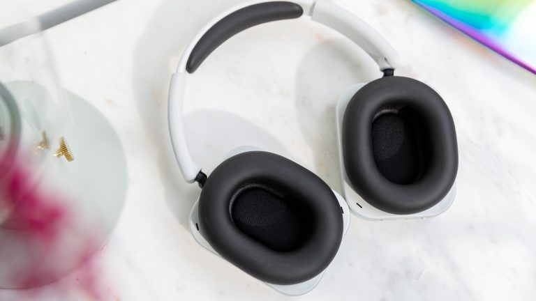 Blick auf die Ohrpolster bei den Nothing Headphones (1).