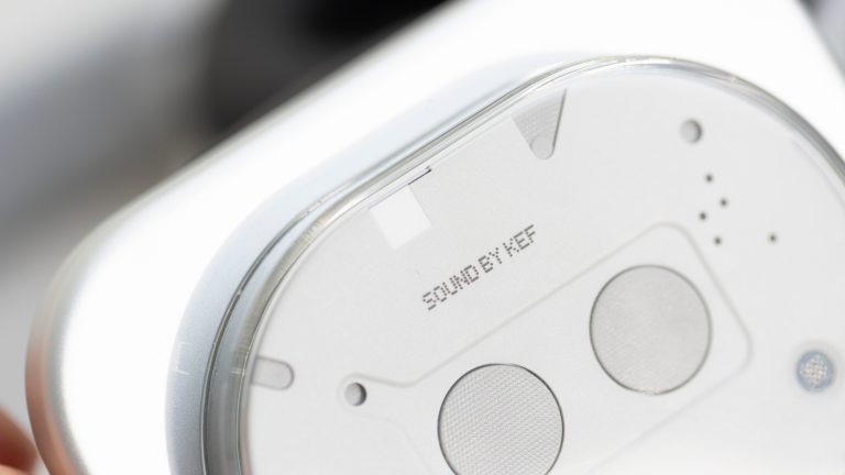 Detailansicht des &bdquo;Sound by KEF&ldquo;-Schriftzugs bei den Nothing Headphones (1).