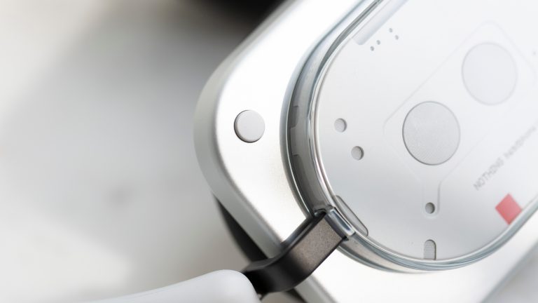 Detailansicht des KI-Buttons bei den Nothing Headphones (1).