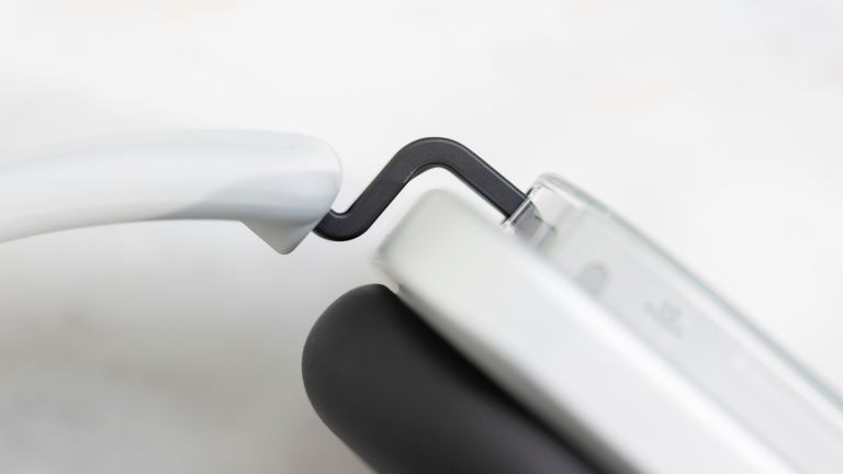 Detailansicht der Halterung f&uuml;r die Ohrmuscheln bei den Nothing Headphones (1).